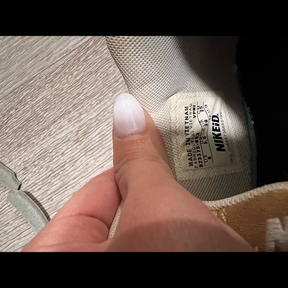 Nike Gold - Picture 6 of 6